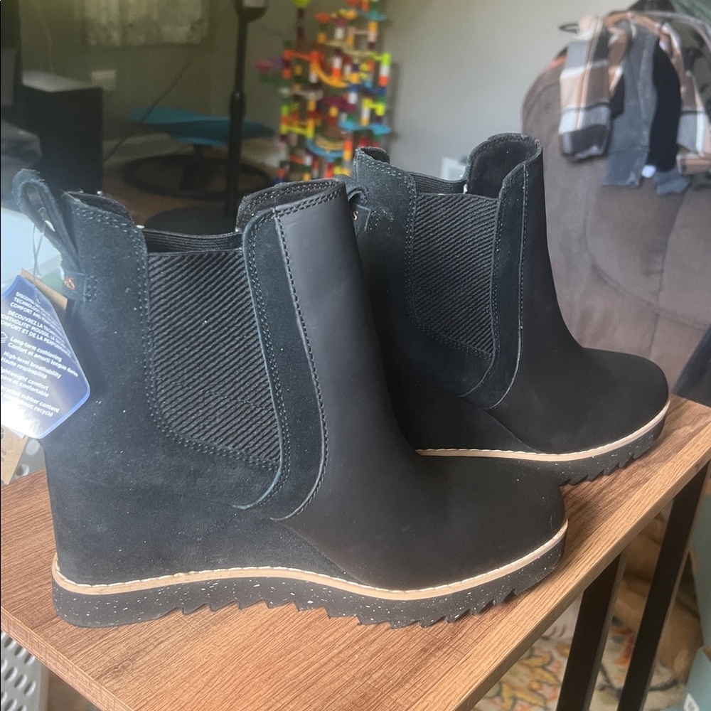 Brand New with box Toms Maddie black leather/suede